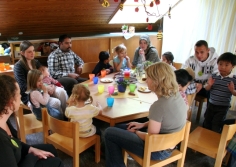Eltern und Kinder um einen Tisch