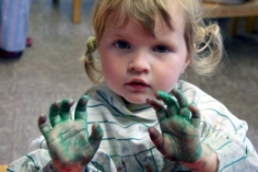 Mädchen mit Farbe an den Händen